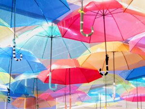 【見附市】7/17(月)まで!カラフルな傘が彩る「アンブレラスカイ in ネーブルみつけ」開催中