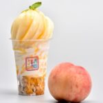 【中央区】夜にひらくアイスクリーム店「月曜からアイス」が旬の桃をまるごと使った「極上丸ごと桃アイス」を期間限定販売
