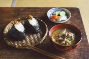 【新潟市西蒲区】巻に「まき 街仲食堂」がオープン！シニアが握るおむすび＆地元野菜の豚汁